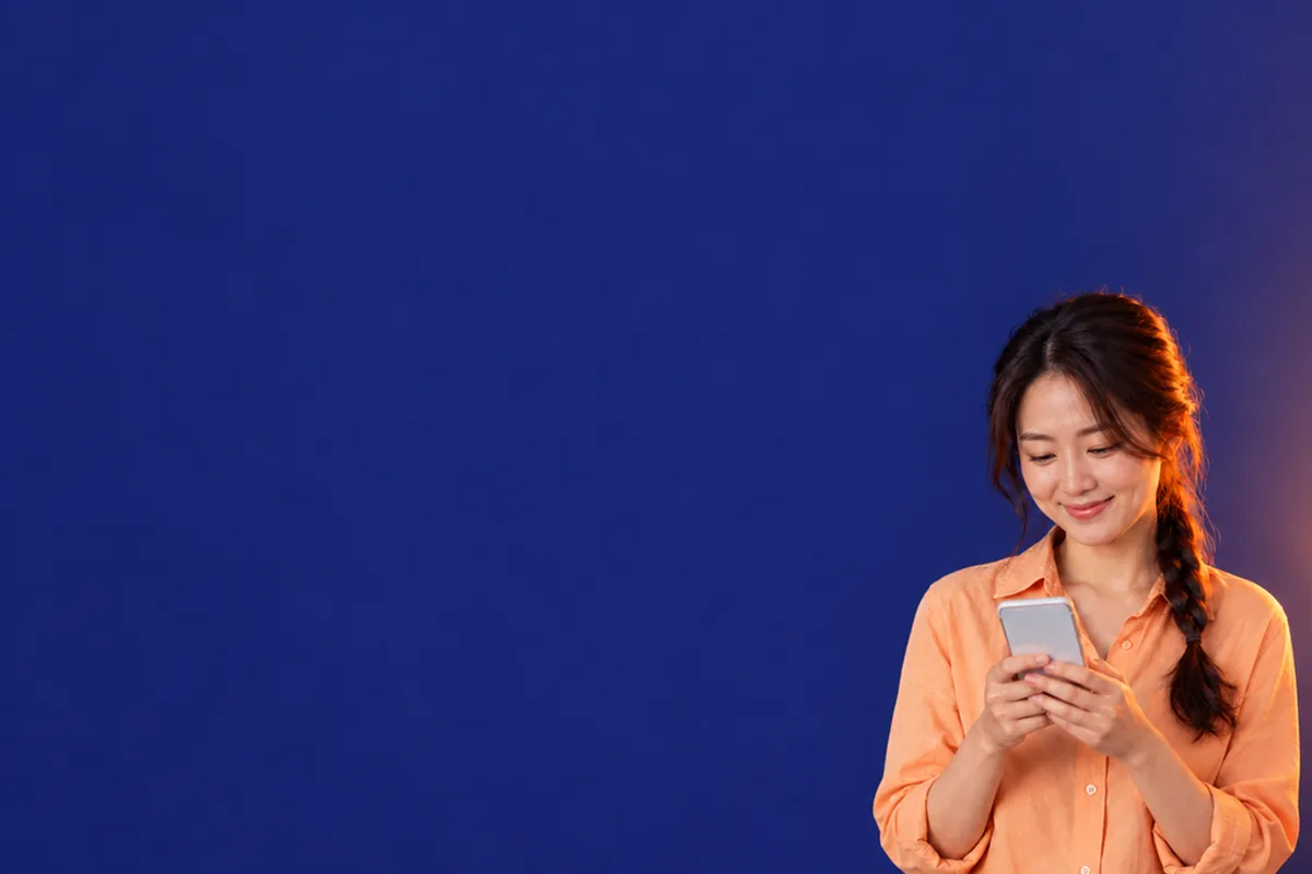 모빌카드현금화 광고 문구 돋보기로 휴대폰 화면을 보는 손 24시 바로