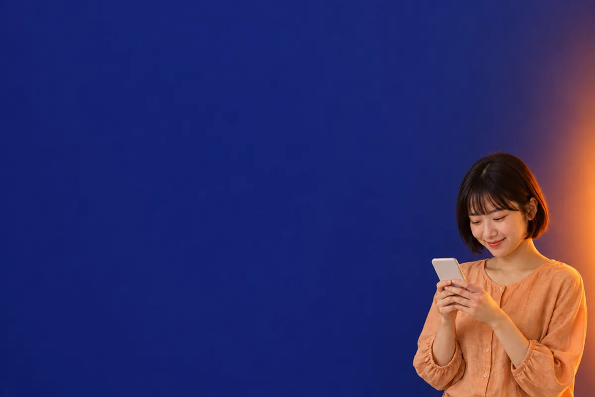 모빌카드현금화 선불카드와 휴대폰을 함께 든 손 24시 바로